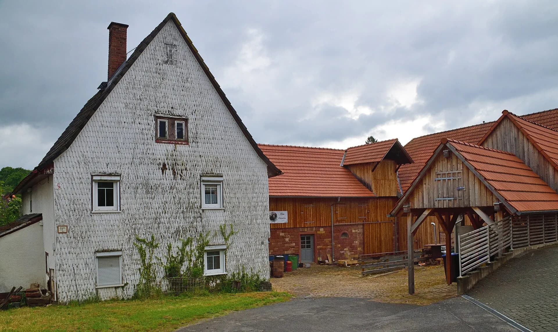 Hofanlage am Schwannenweg im Ortsteil Breitenbrunn in Lützelbach