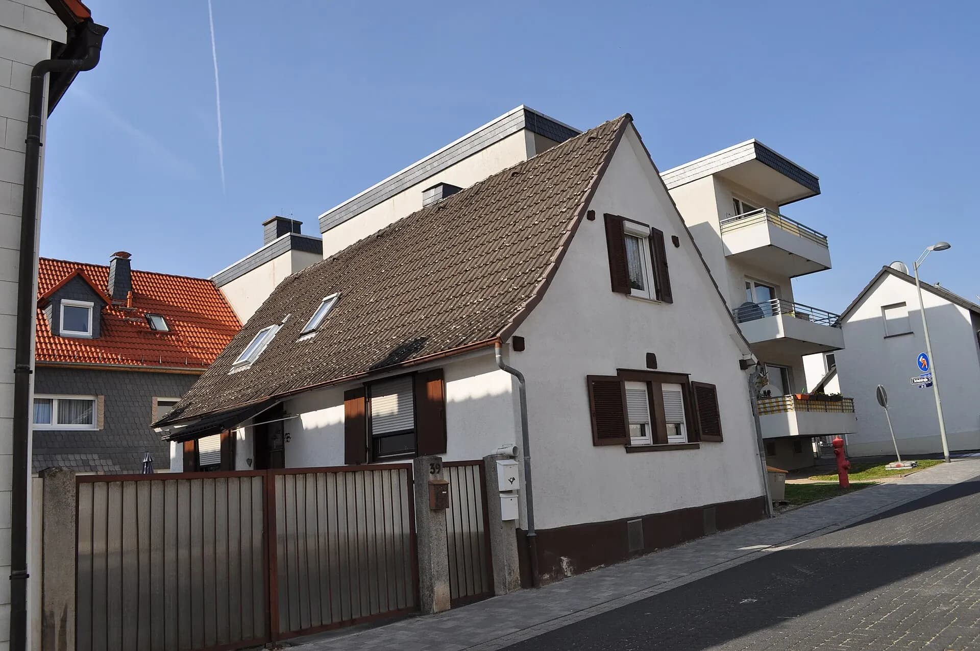 Wohnhaus mit Hofeinfahrt an der Dornholzhäuser Straße in Bad Homburg-Dornholzhausen