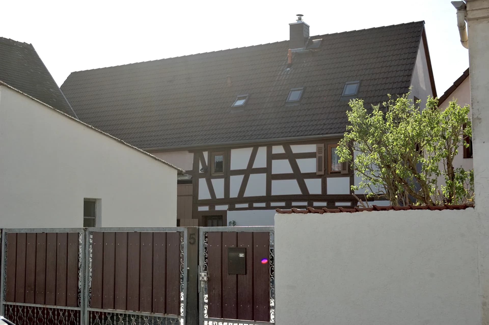 Hofeinfahrt mit Fachwerkgebäude in der Hainstädter Straße in Hanau-Klein-Auheim