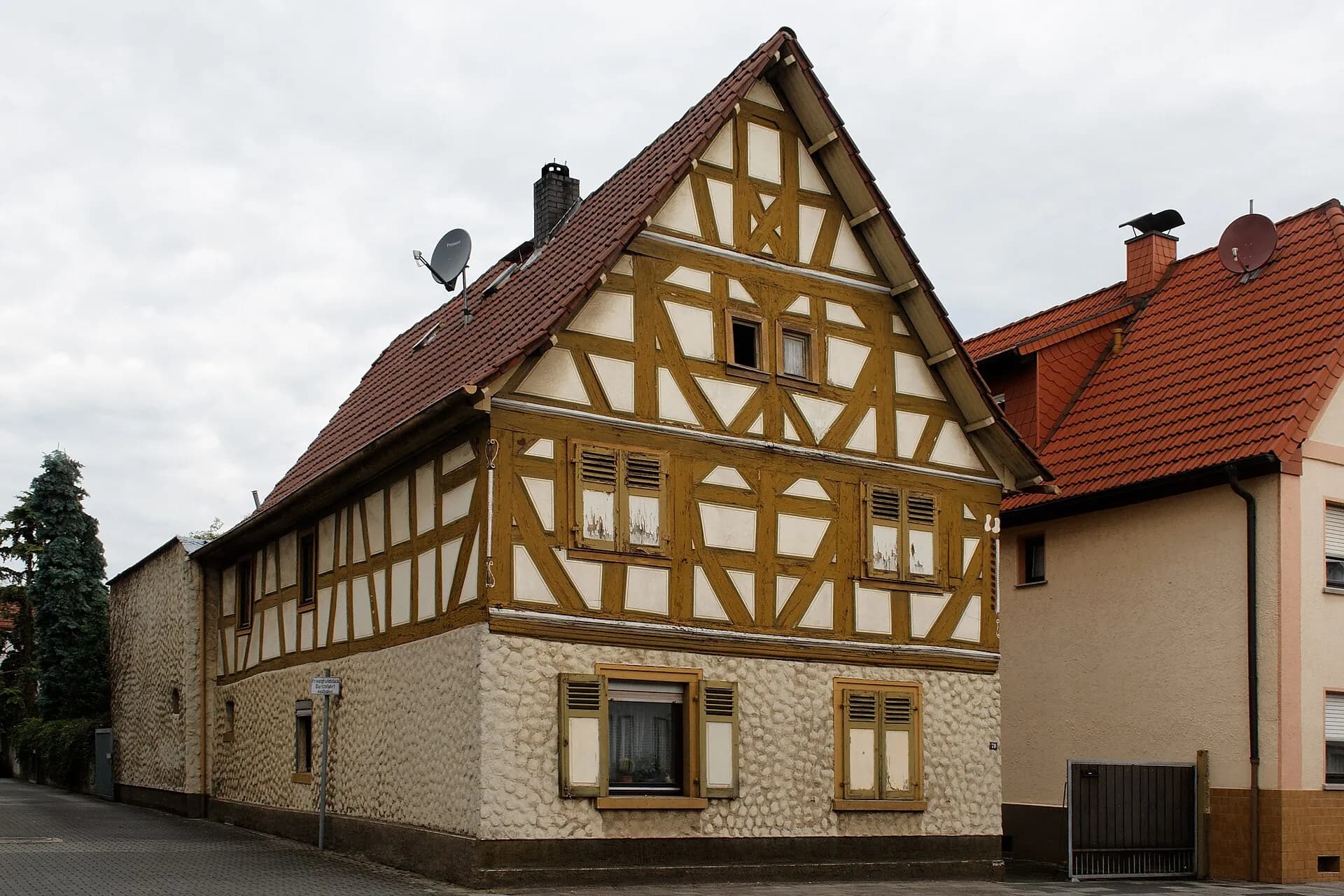 Langgestrecktes Fachwerk-Hofgebäude an der Nieuwpoorter Straße 70 in Rodgau-Dudenhofen
