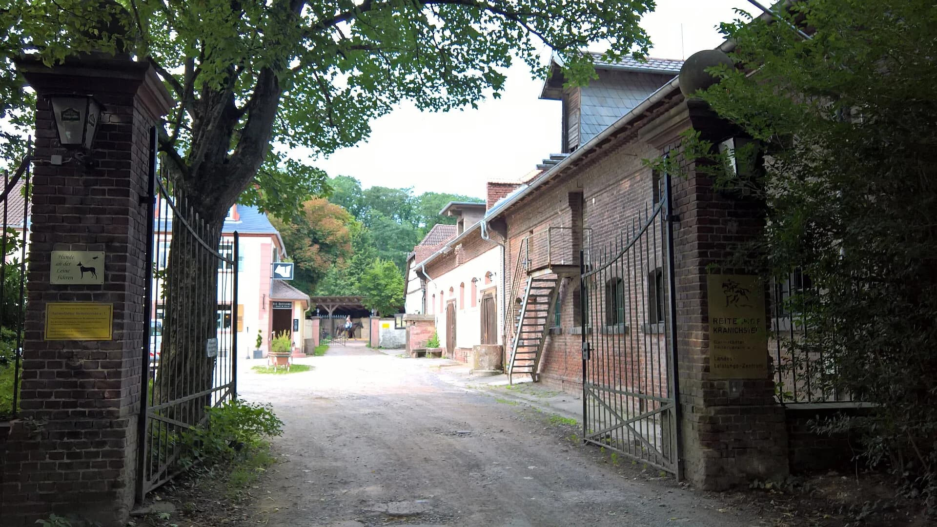 Einfahrt zum Hofgut Kranichstein in Darmstadt-Kranichstein