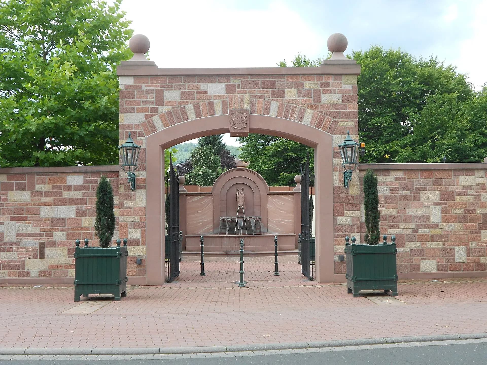 Torbogen des Hofguts in Wörth am Main
