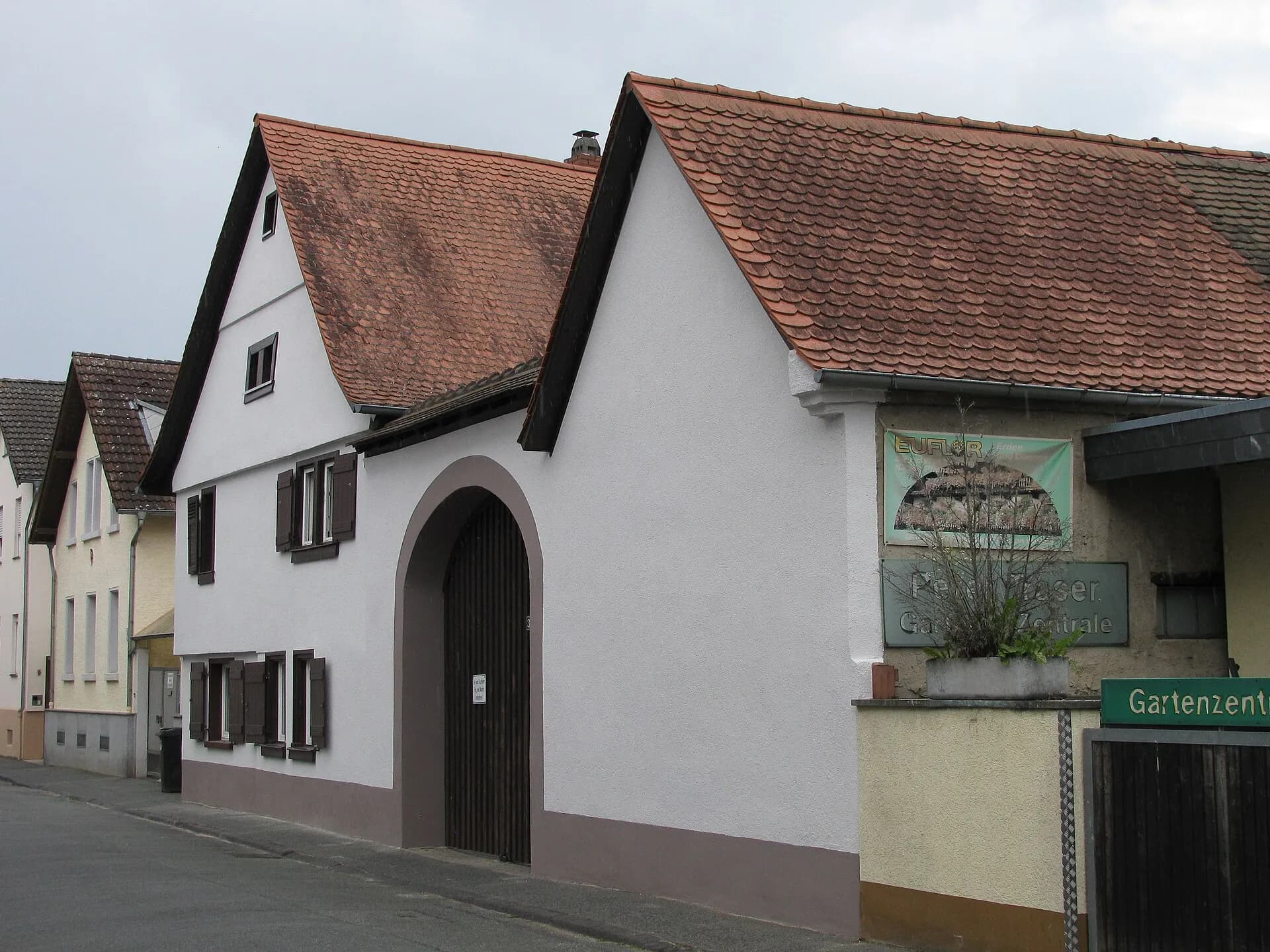 Hofreite mit Rundbogentor in der Büschelstraße in Darmstadt-Eberstadt