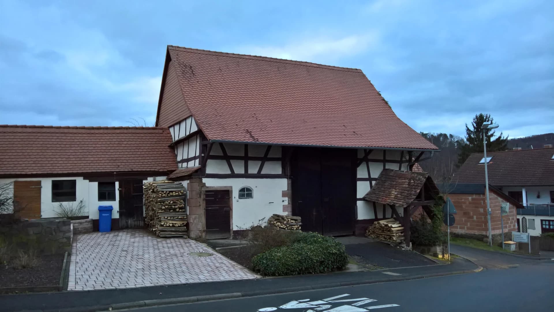 Hofreite mit Fachwerkscheune in der Friedhofstraße in Mömbris