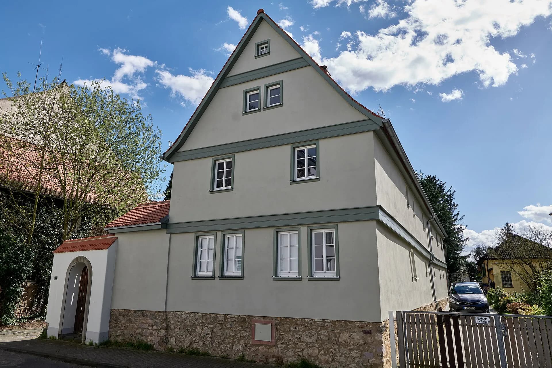 Hofreite an der Woogstraße von der Seite in Frankfurt Ginnheim