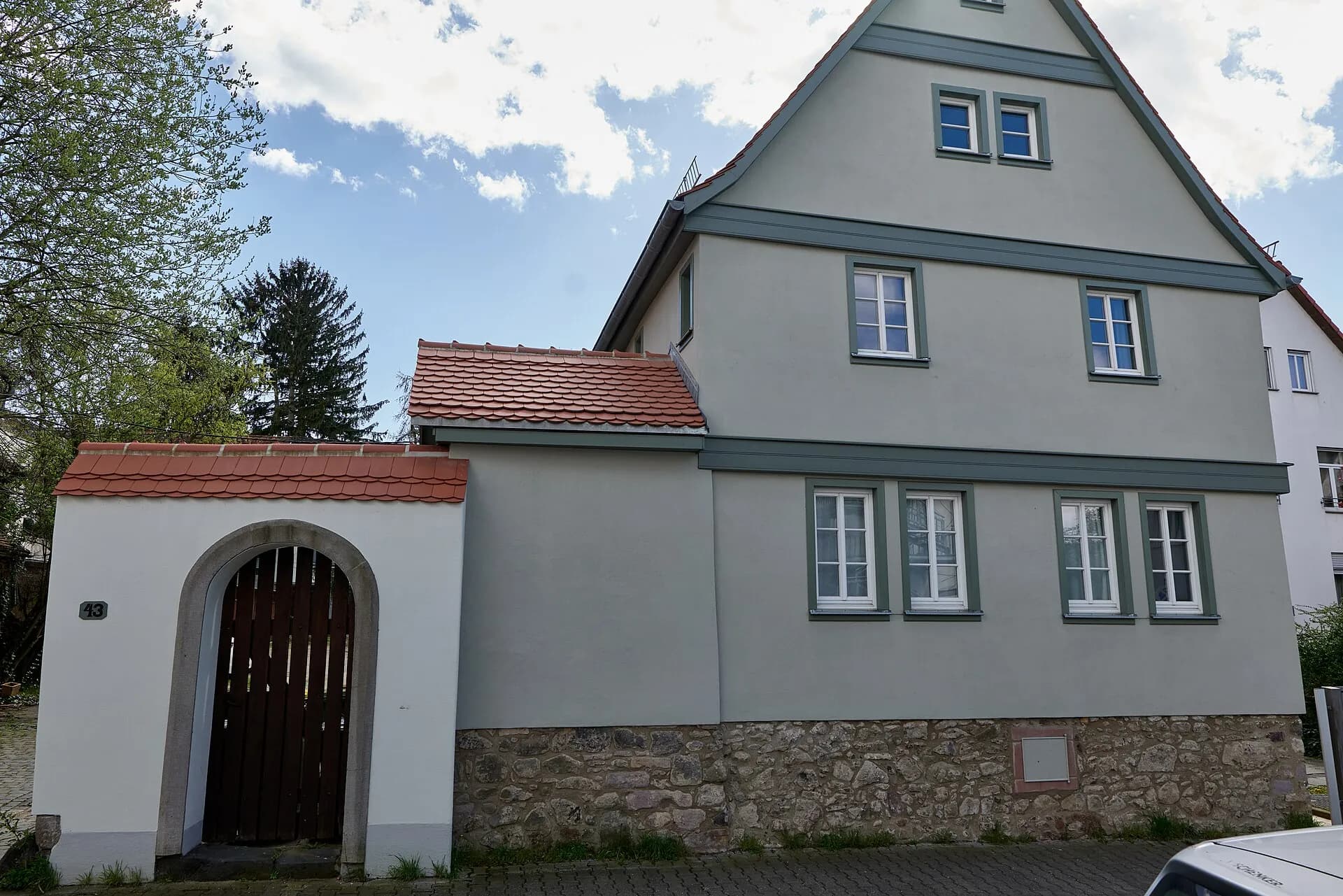 Hofreite mit Torbogen an der Woogstraße in Frankfurt Ginnheim