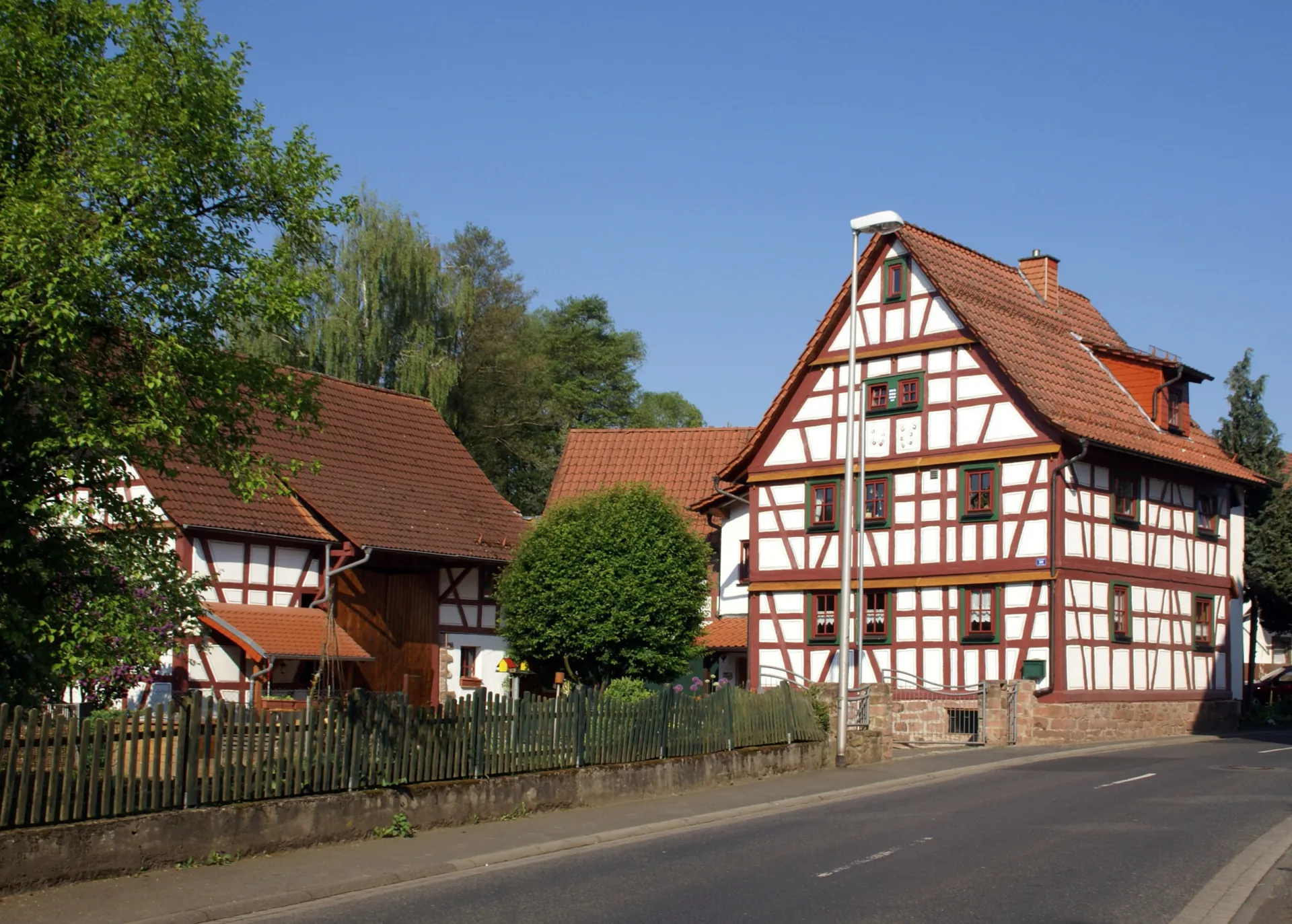 Ortsdurchfahrt mit Fachwerkhäusern in Schöllkrippen-Hofstädten