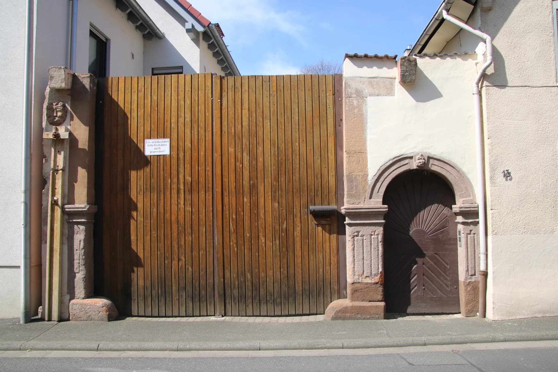 Hoftor mit Sandsteinportal in der Haarstraße 13 in Großostheim
