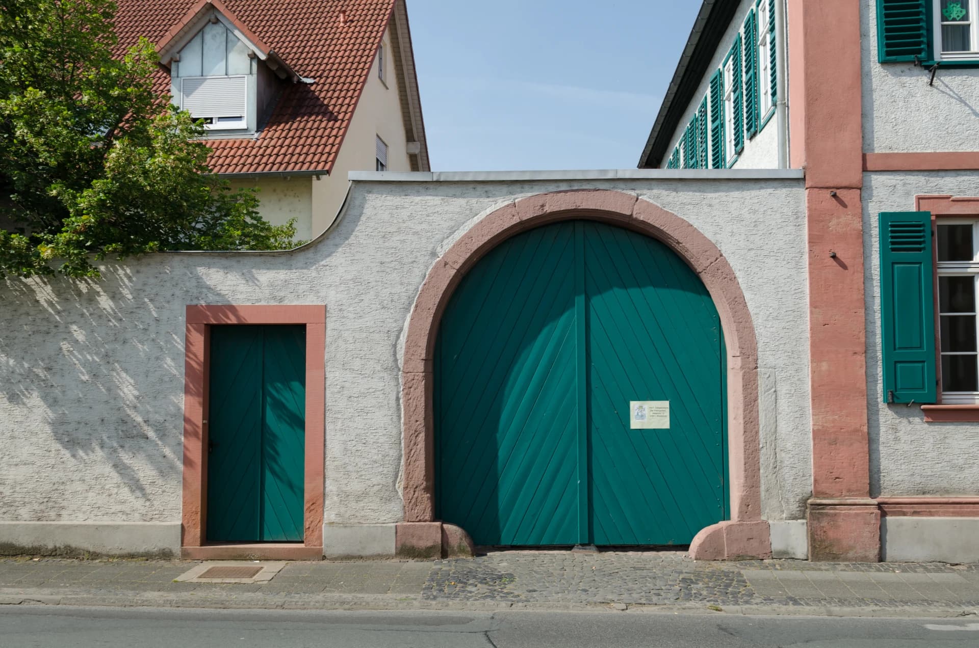 Hoftor mit Sandsteinbogen an der Hauptstraße in Stockstadt am Main