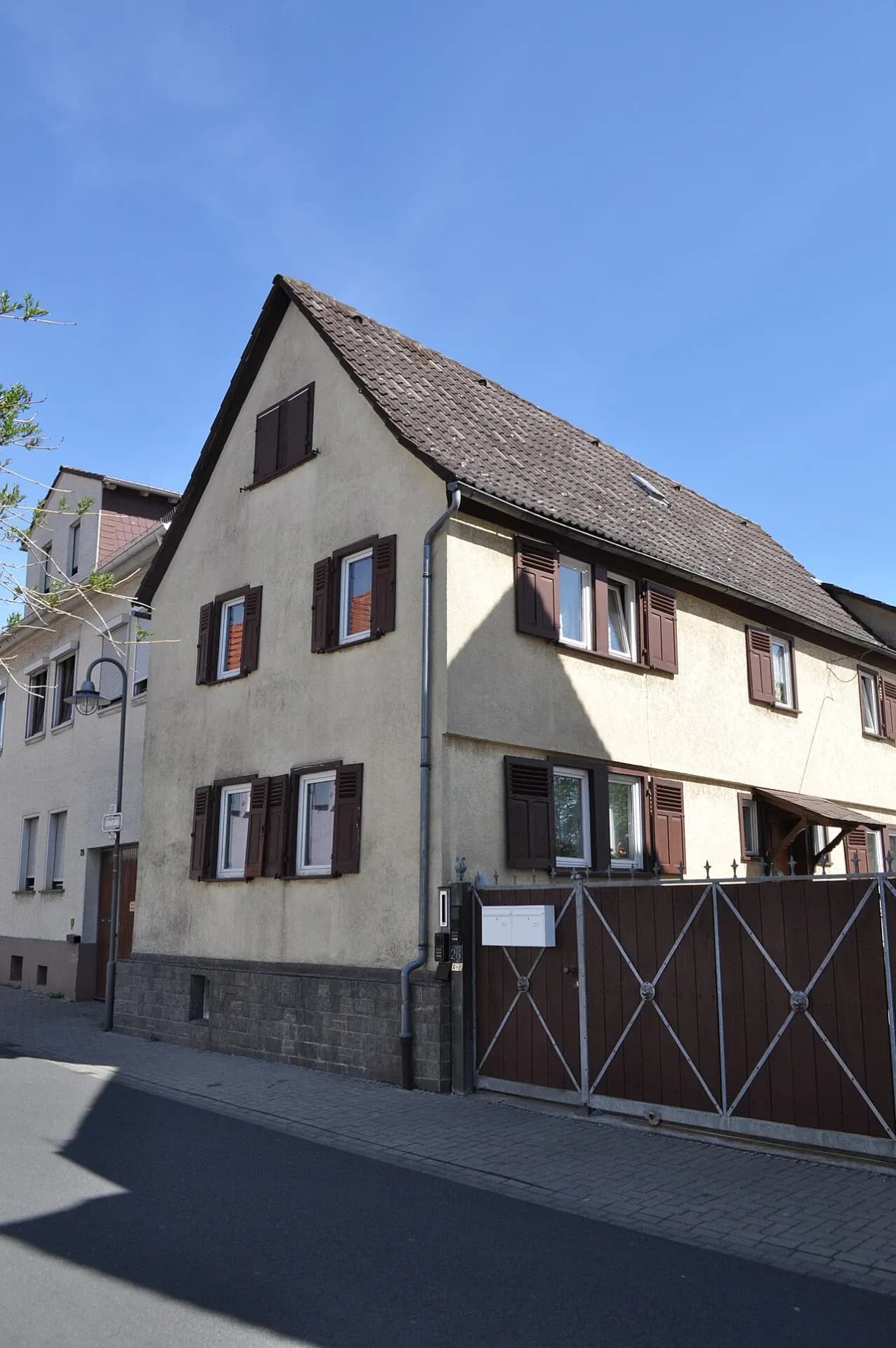 Wohnhaus mit Hoftor in der Jahnstraße in Bad Homburg-Ober-Eschbach