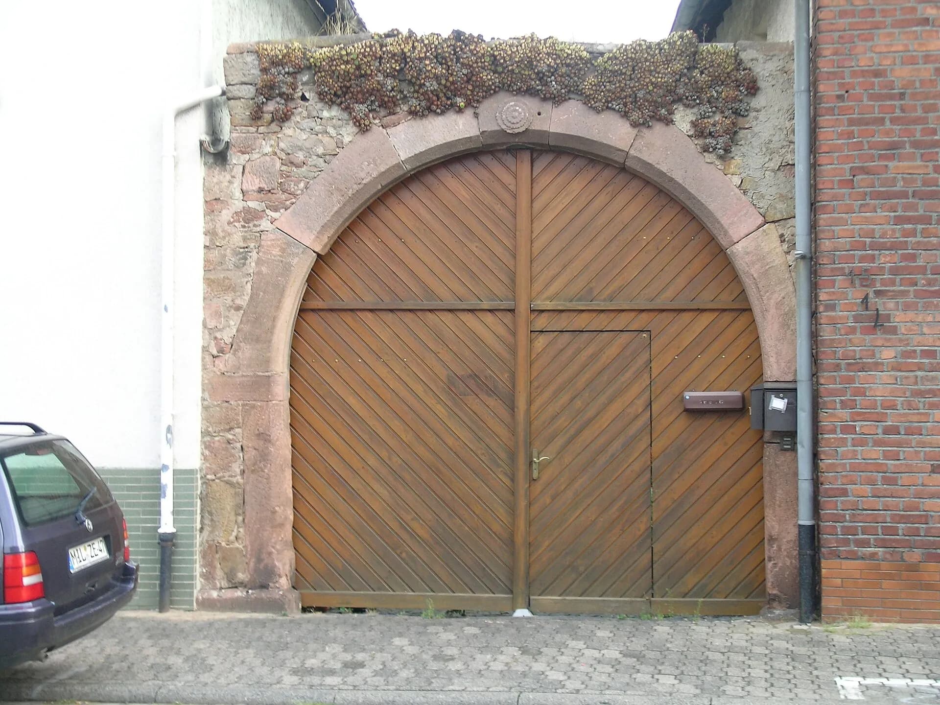 Historisches Hoftor an der Spessartstraße in Sulzbach am Main