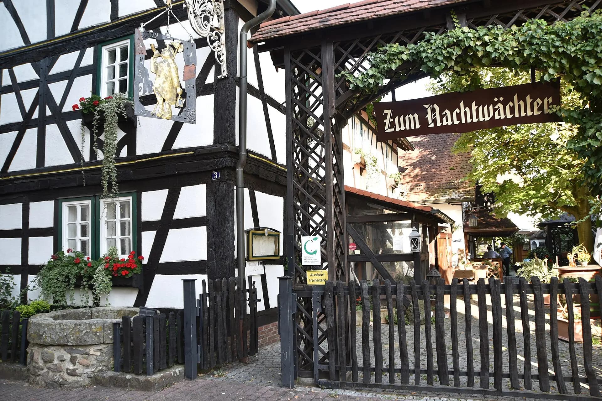 Hoftor des Gasthauses Zum Nachtwächter in Obertshausen
