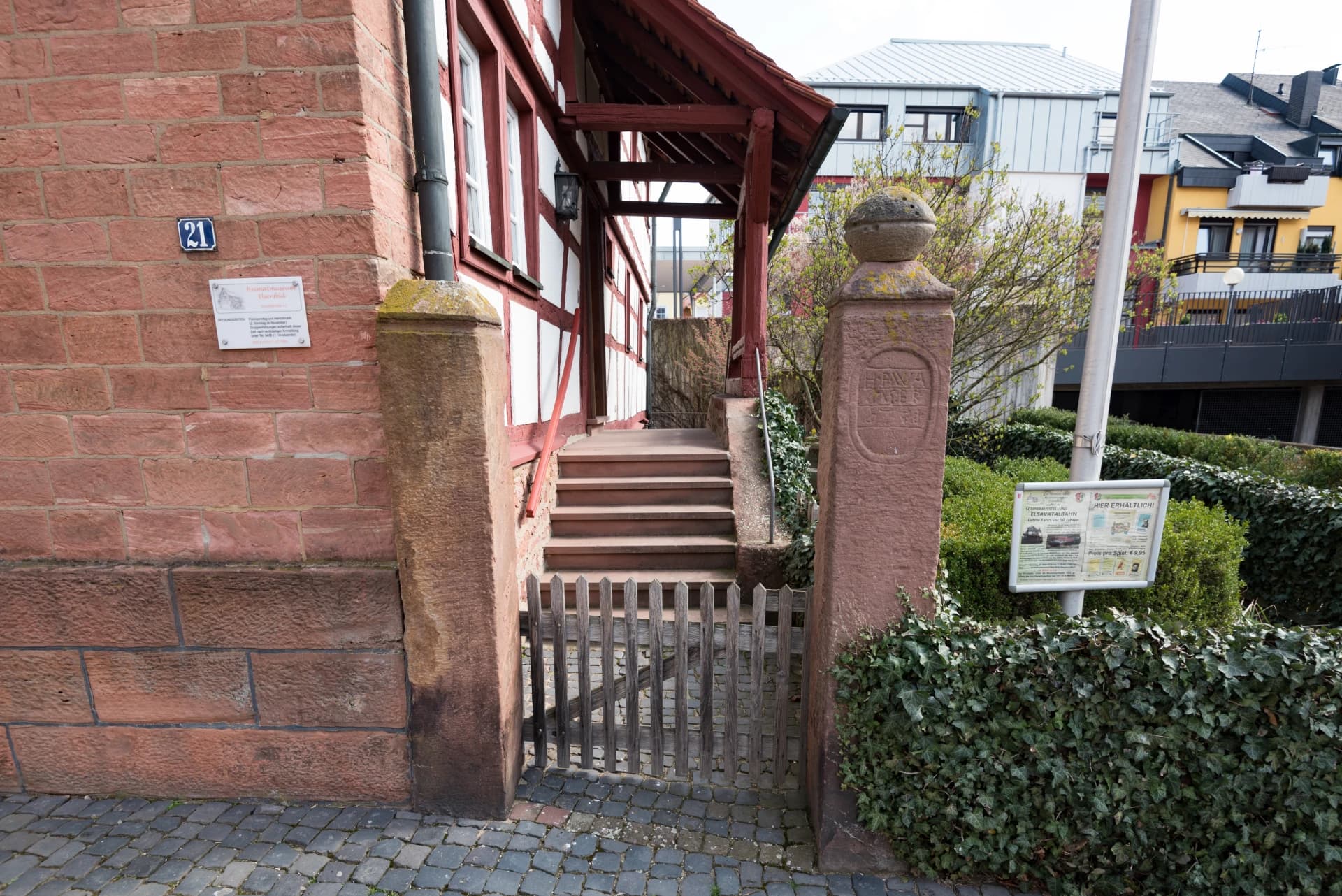 Sandsteinpfosten und Treppenaufgang an der Hauptstraße in Elsenfeld