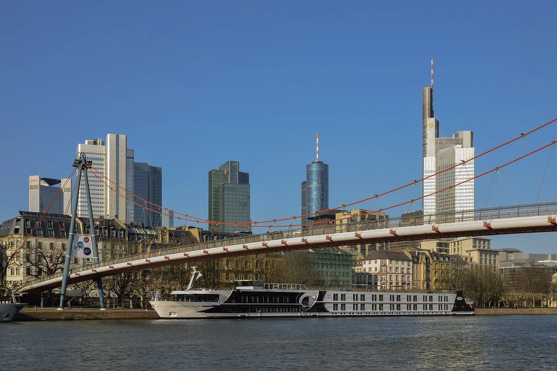 Holbeinsteg über dem Main vor der Frankfurter Skyline