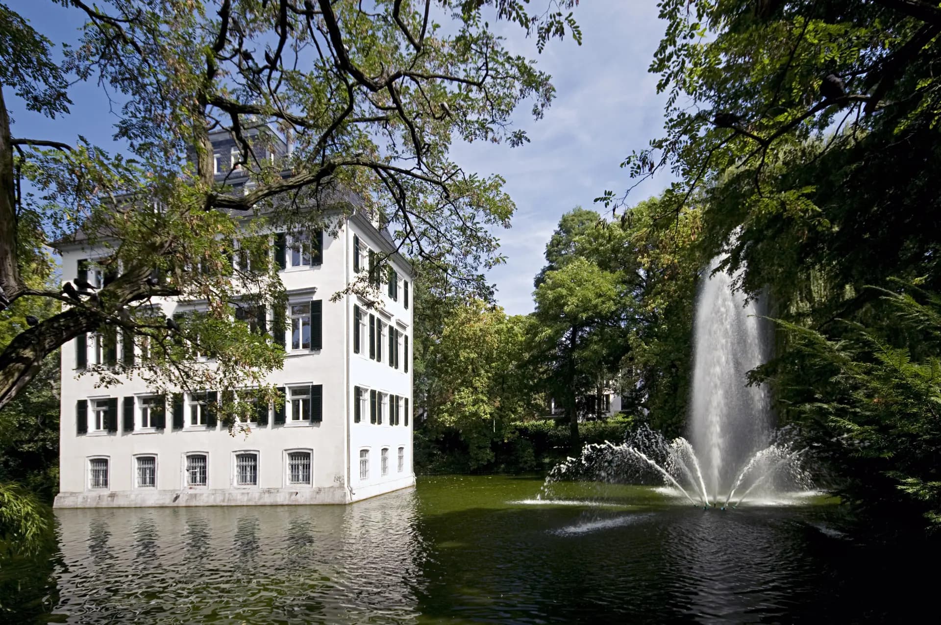 Holzhausenschlösschen mit Fontäne im Frankfurter Nordend