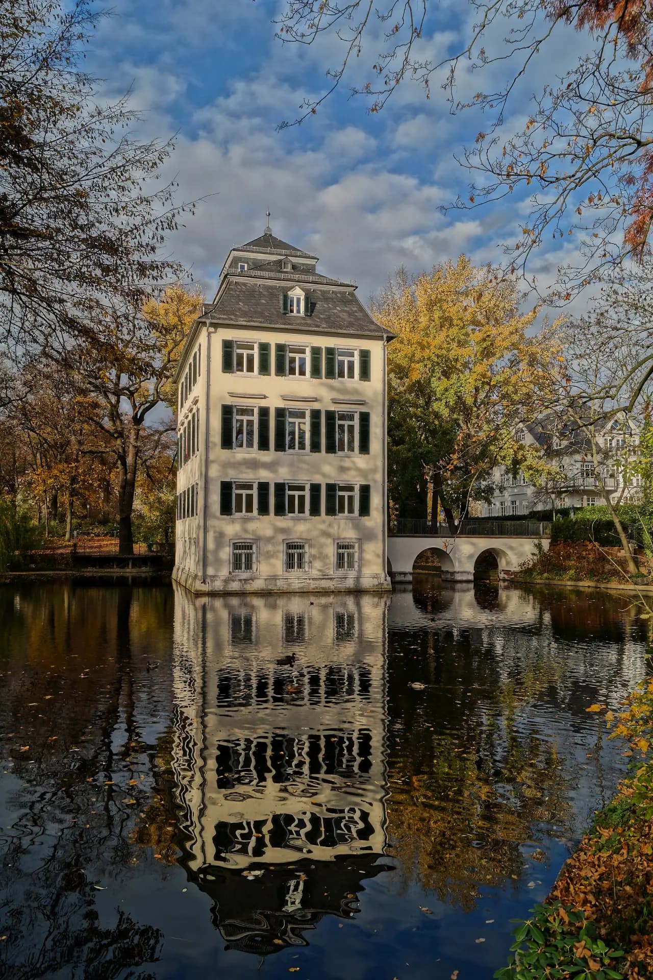 Holzhausenschlösschen am Weiher im Frankfurter Nordend