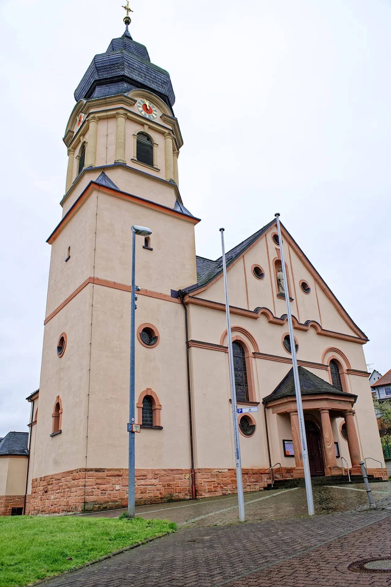 Vorplatz der Kirche St. Michael im Ortsteil Horbach in Freigericht