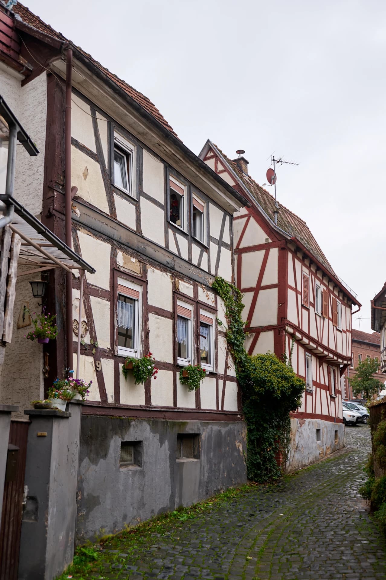 Gepflasterte Gasse in der Hospitalstraße in Nidderau-Windecken