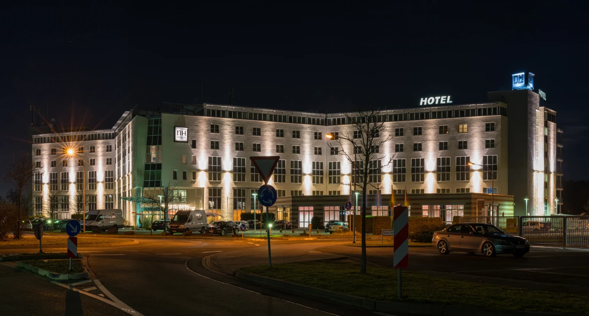 Hotelgebäude bei Nacht in Mörfelden-Walldorf