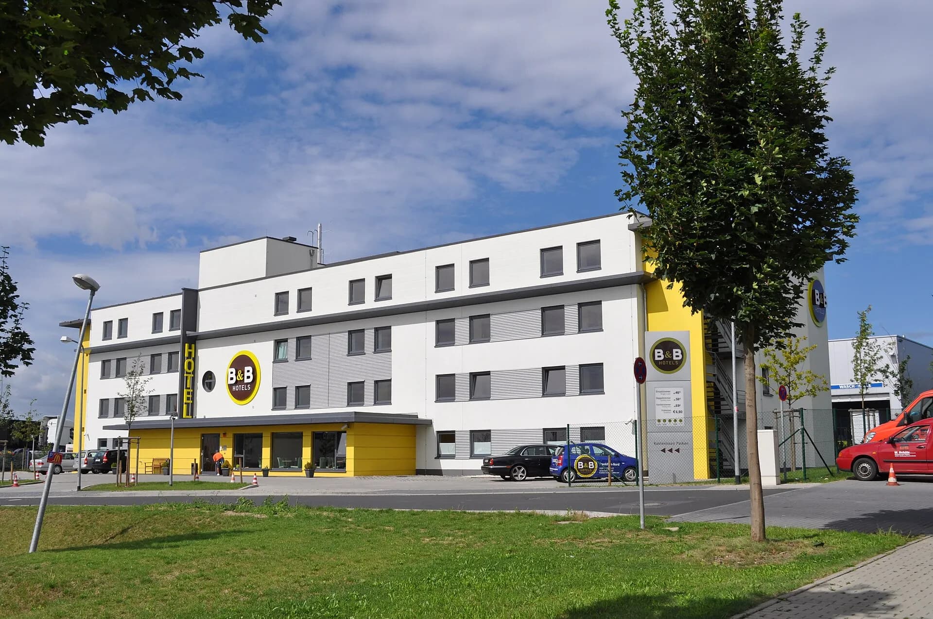 Hotelgebäude an der Deuil-la-Barre-Straße in Frankfurt Nieder-Eschbach
