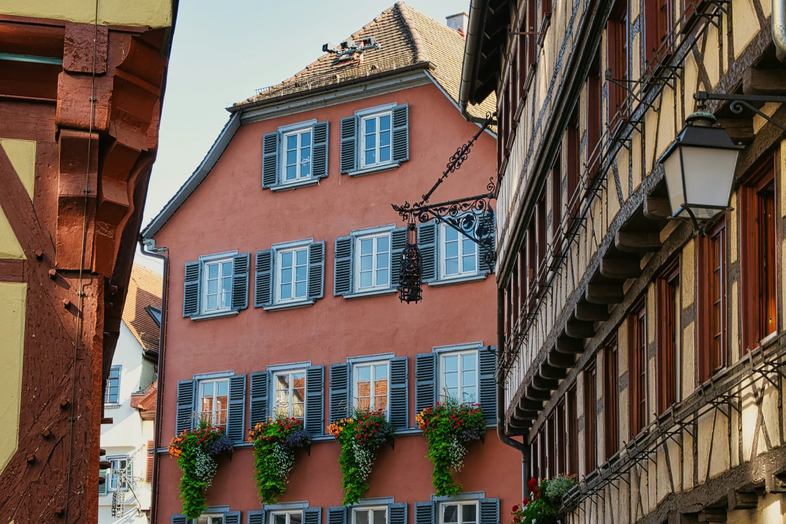 Altstadtgasse mit Fachwerkhäusern und rosafarbener Giebelfassade