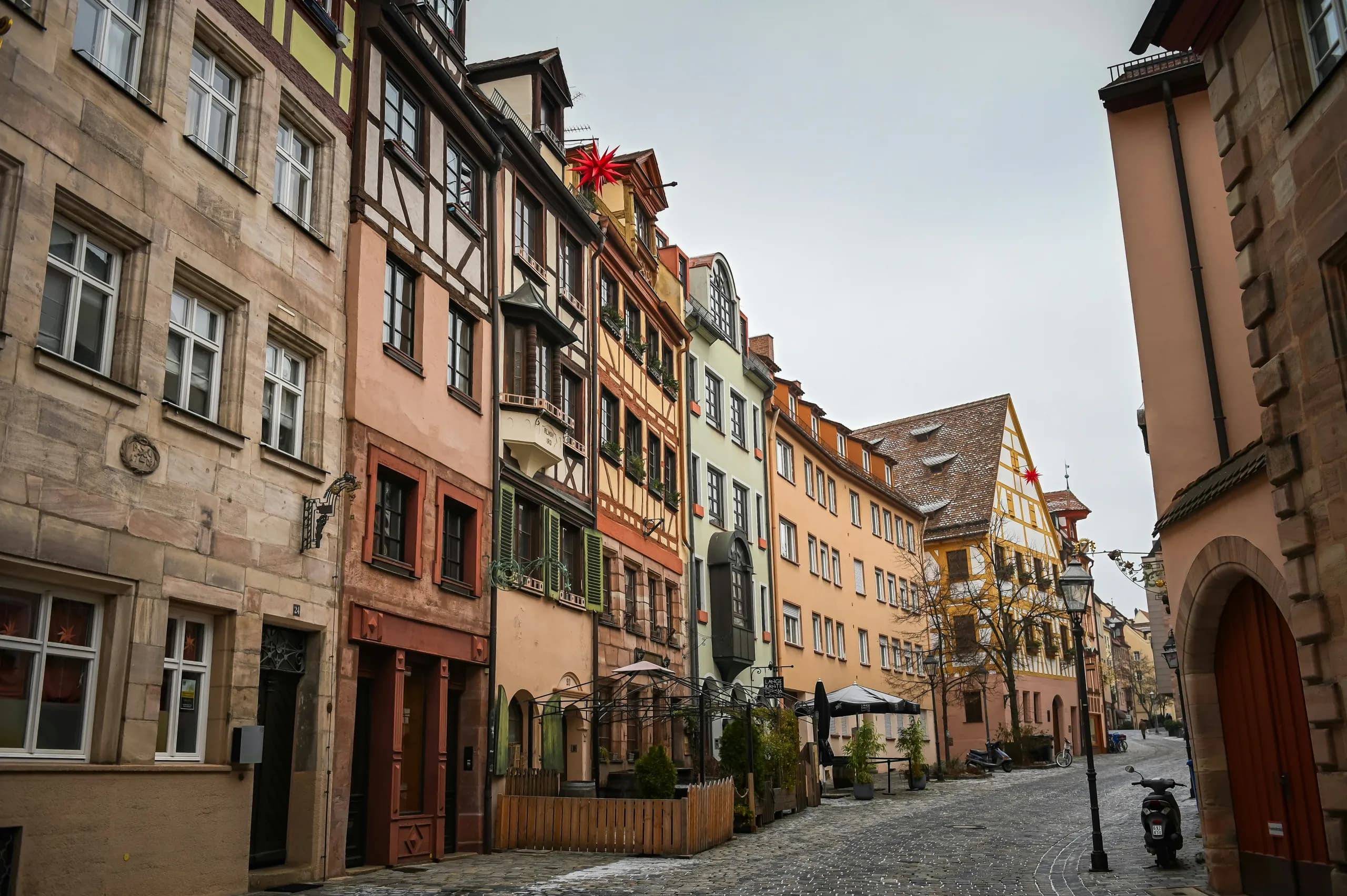 Bunte Altstadtzeile mit schmalen Giebelhäusern an gepflasterter Gasse