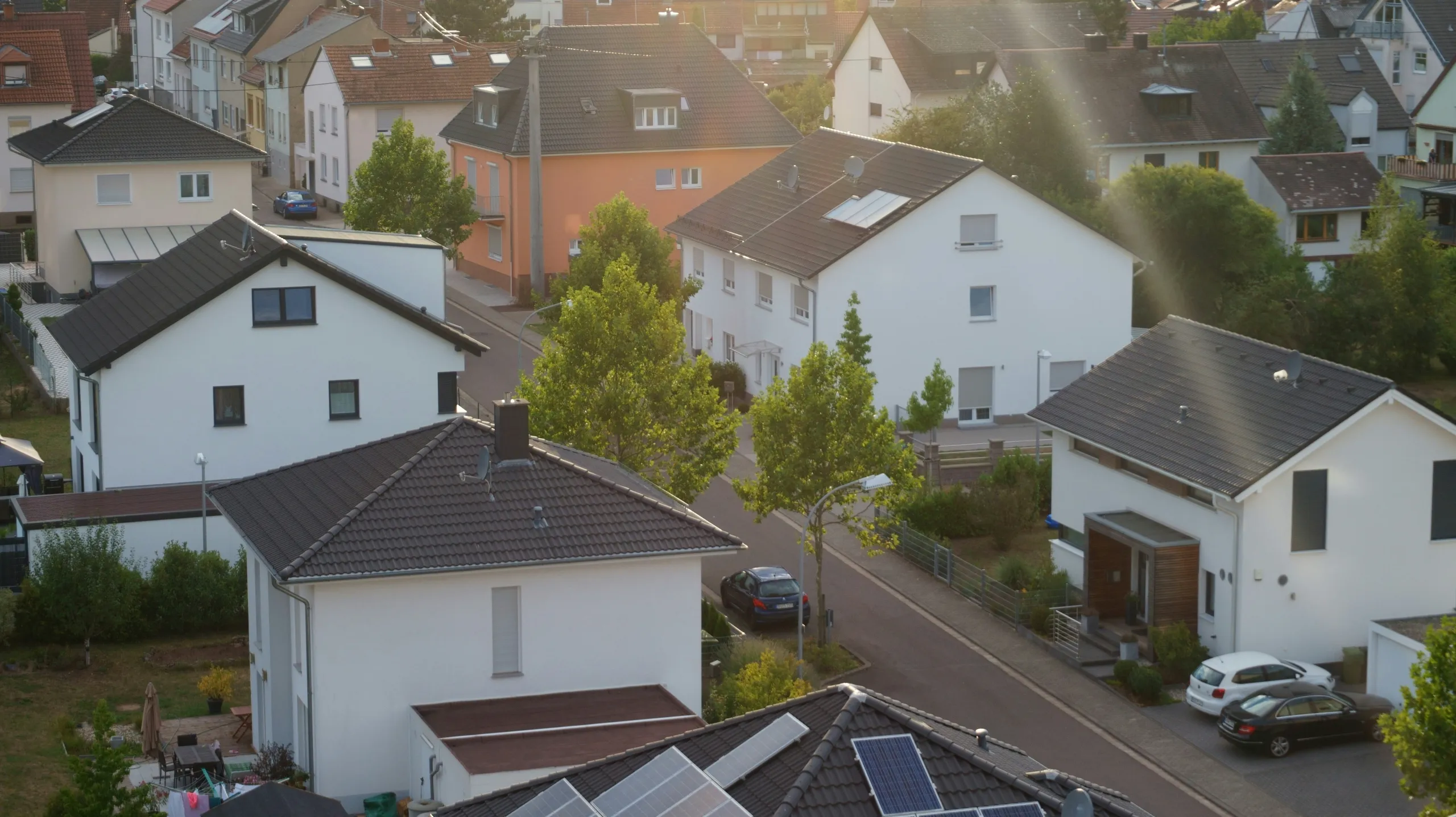 Wohnviertel mit weißen Einfamilienhäusern im Abendlicht
