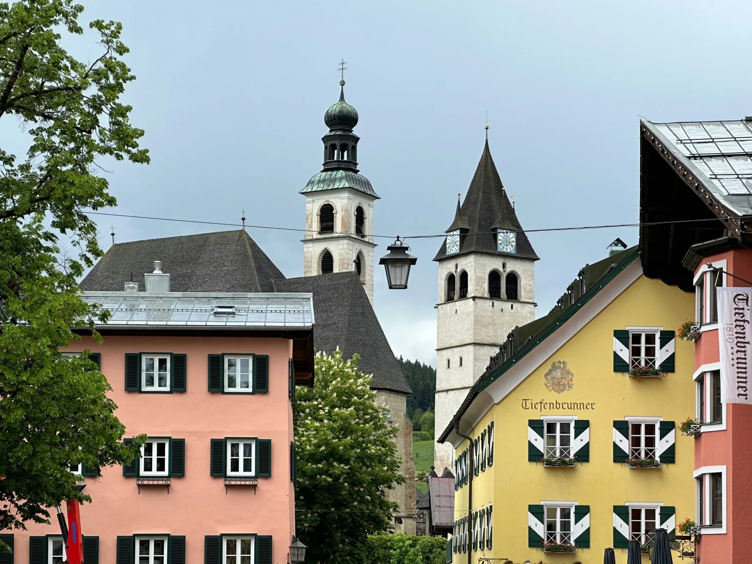 Ortskern mit bunten Fassaden und zwei Kirchtürmen