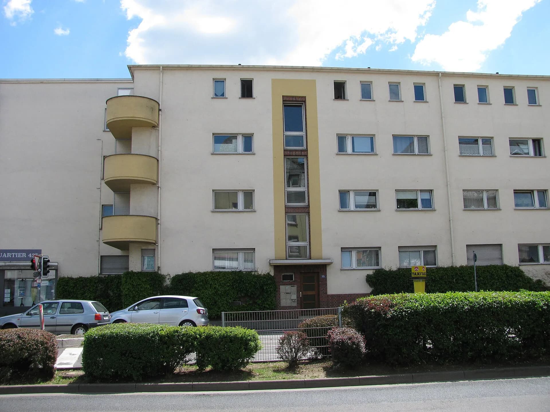 Wohnbau mit rundem Treppenhaus in der Hügelstraße in Frankfurt Dornbusch