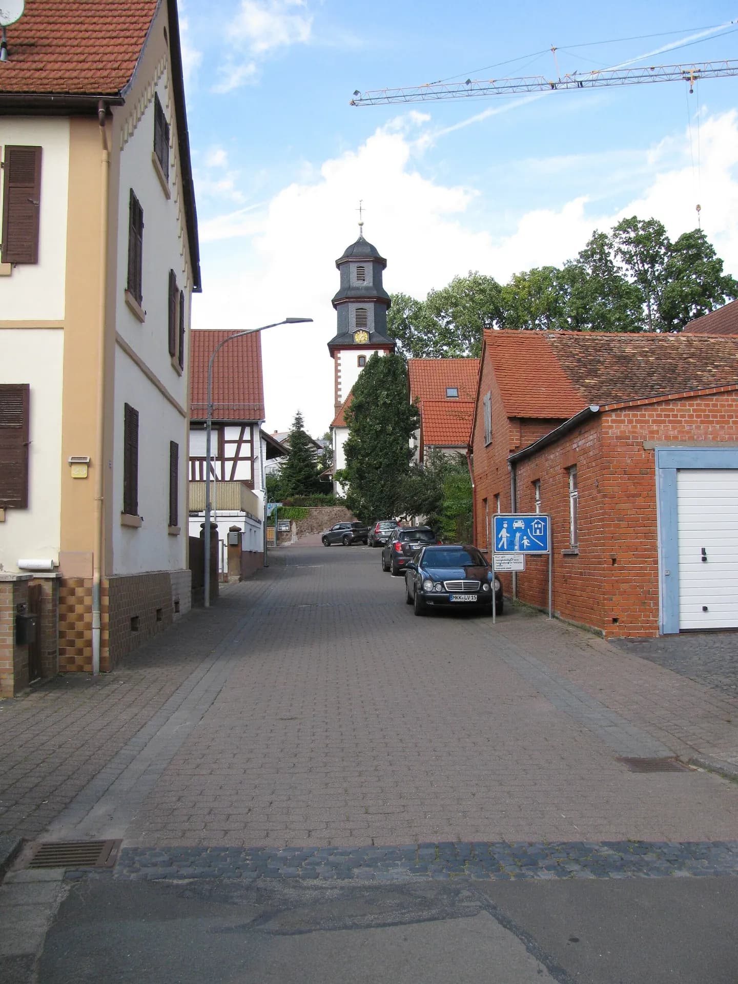 Gasse der Kirchstraße mit Kirchturm in Ronneburg-Hüttengesäß