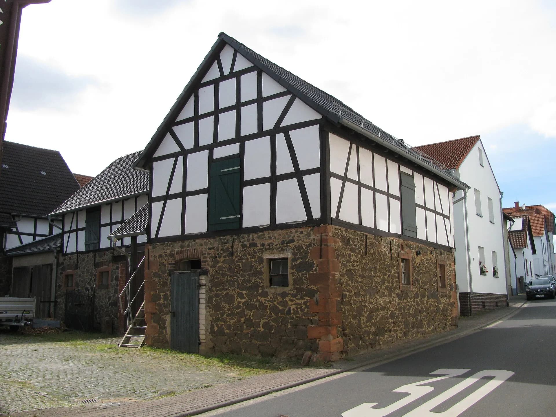 Fachwerkhaus mit Bruchsteinsockel in der Langstraße 1 in Ronneburg-Hüttengesäß