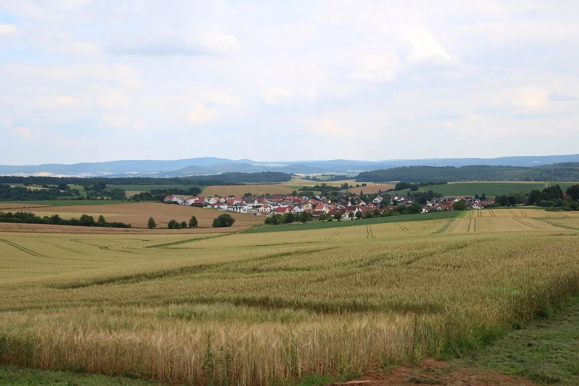 Ronneburg-Hüttengesäß hinter dem Getreidefeld