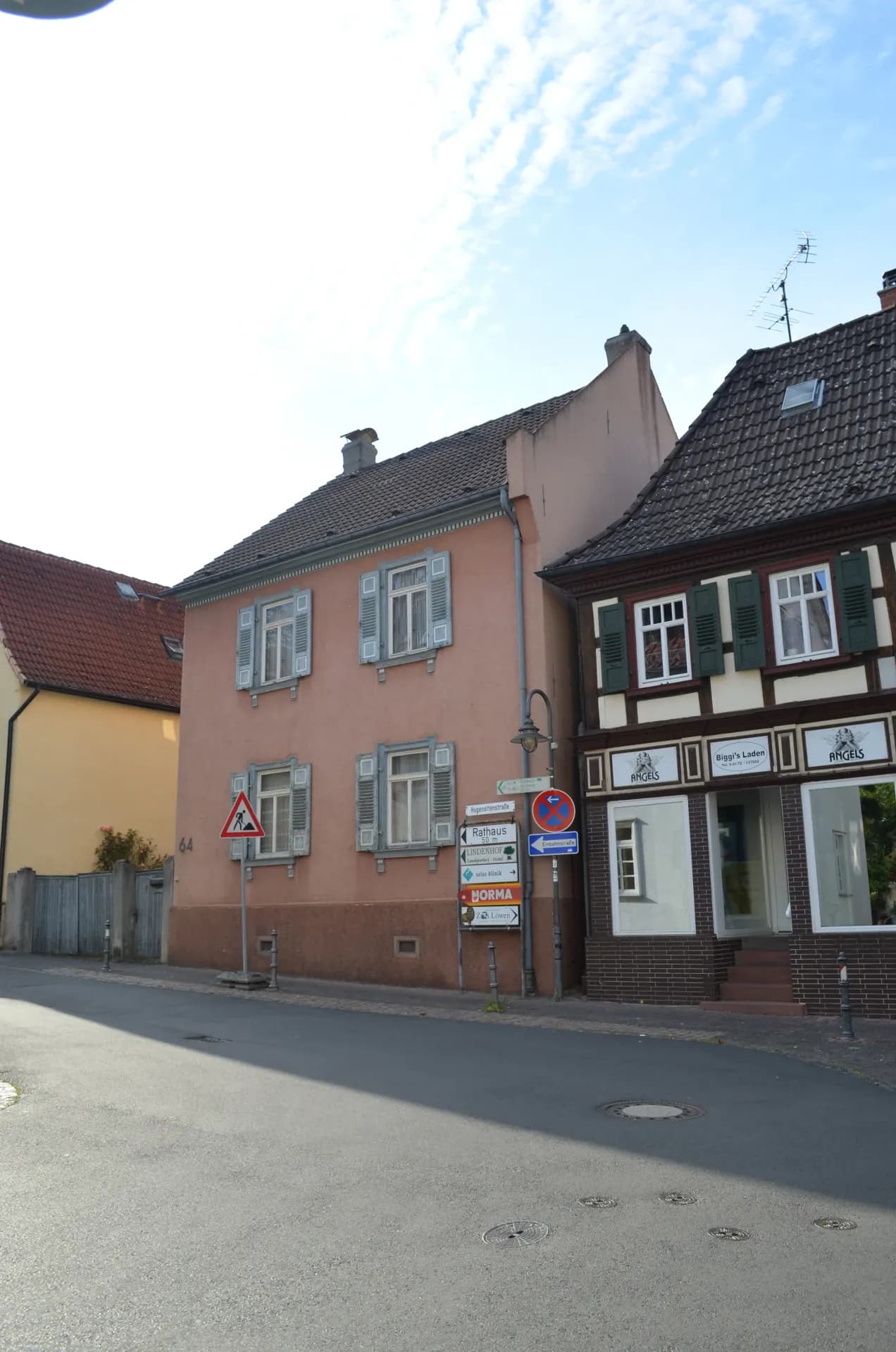 Hugenottenstraße 64 mit Nachbarbebauung in Friedrichsdorf