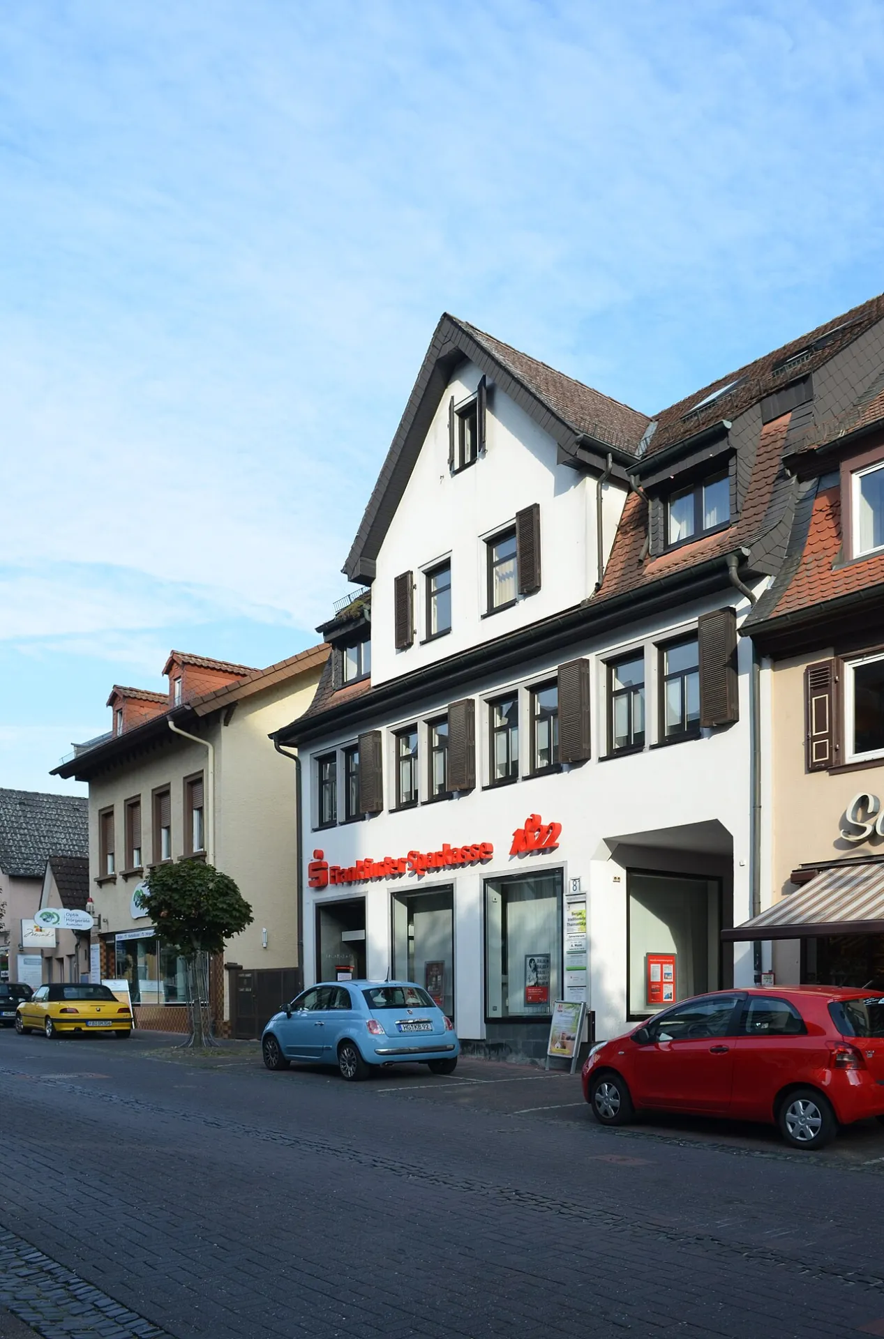 Geschäftszeile an der Hugenottenstraße 81 in Friedrichsdorf