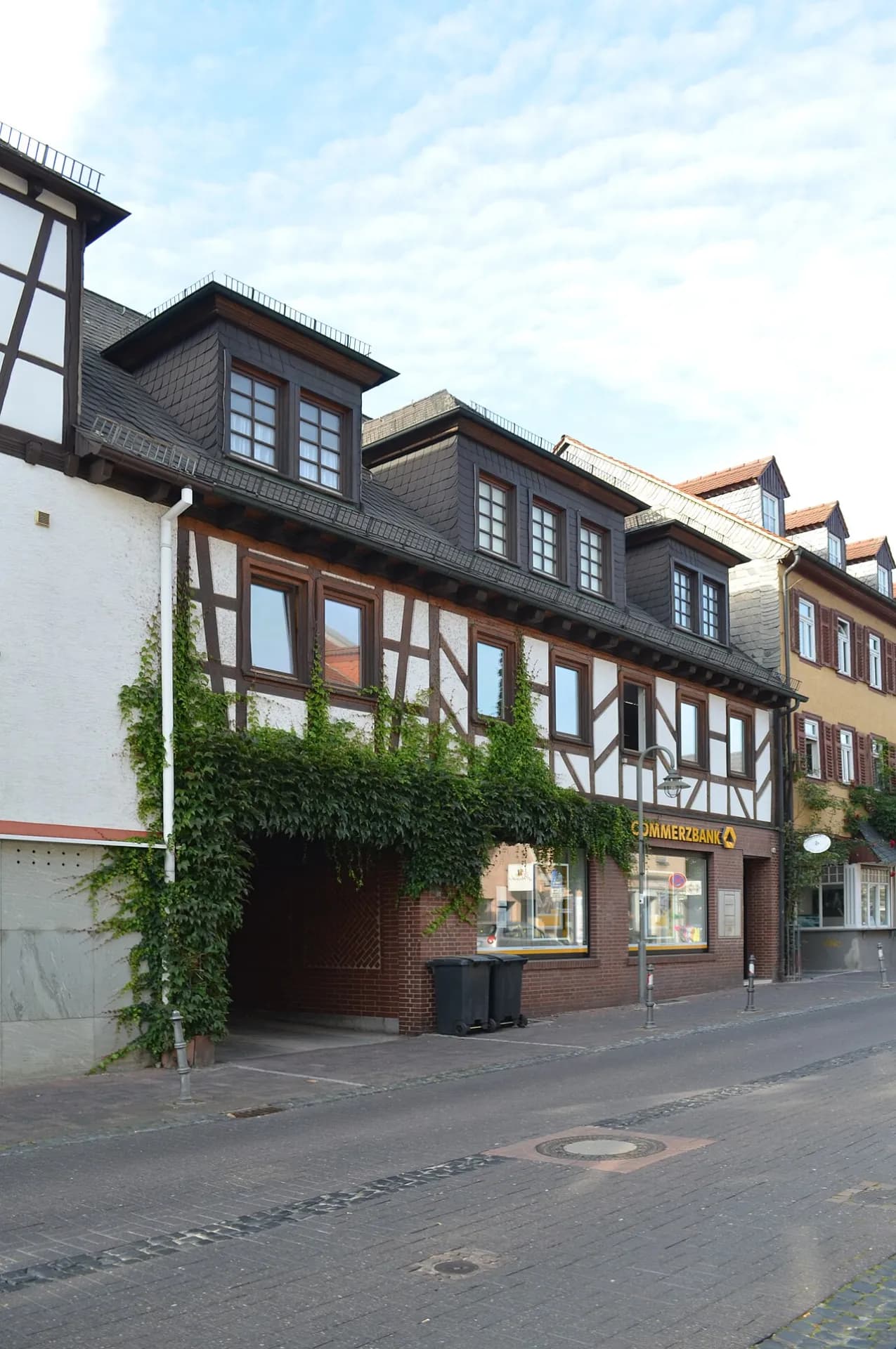Bewachsenes Fachwerkhaus Hugenottenstraße 88 in Friedrichsdorf
