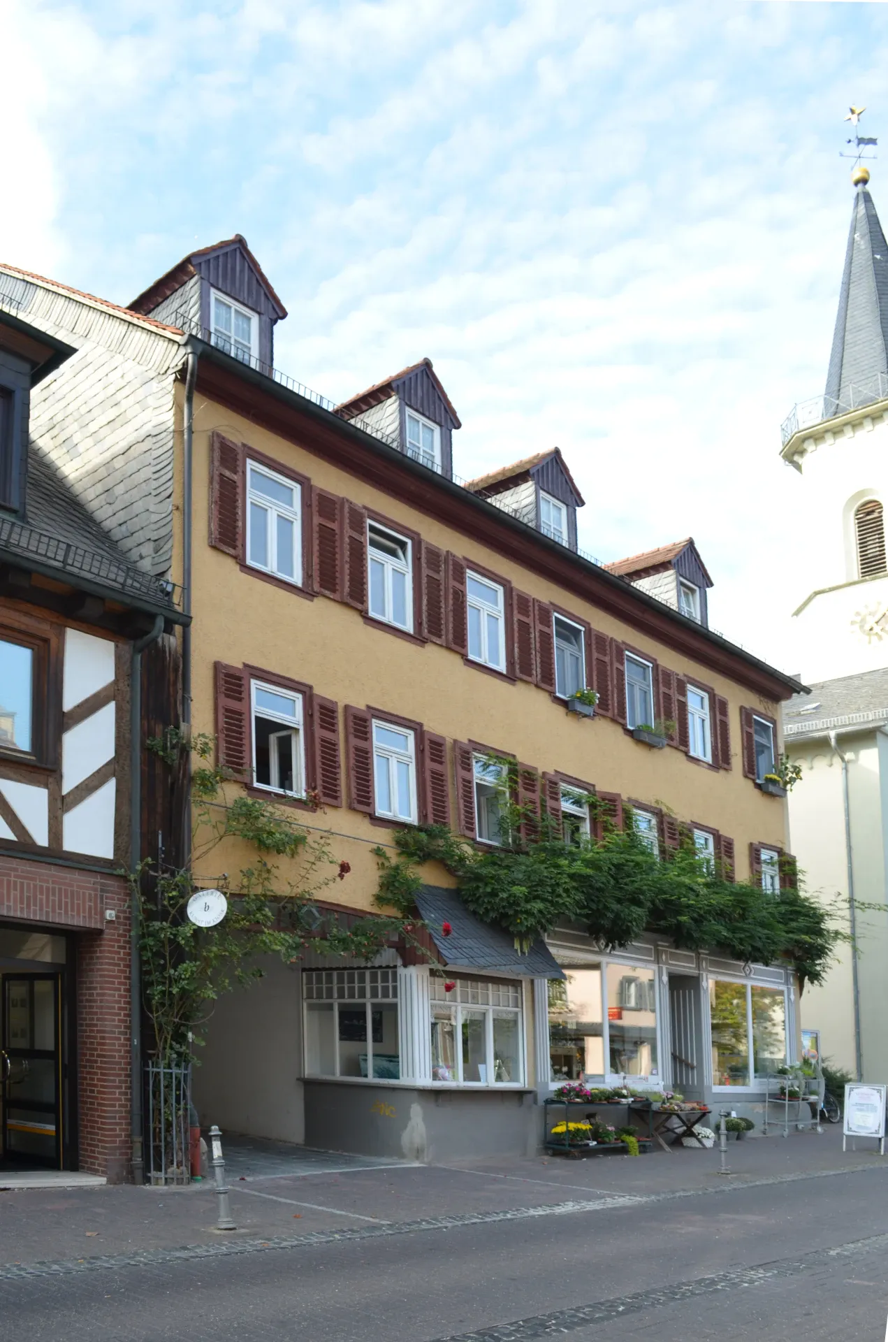Hugenottenstraße 90 mit Blick zur Kirche in Friedrichsdorf