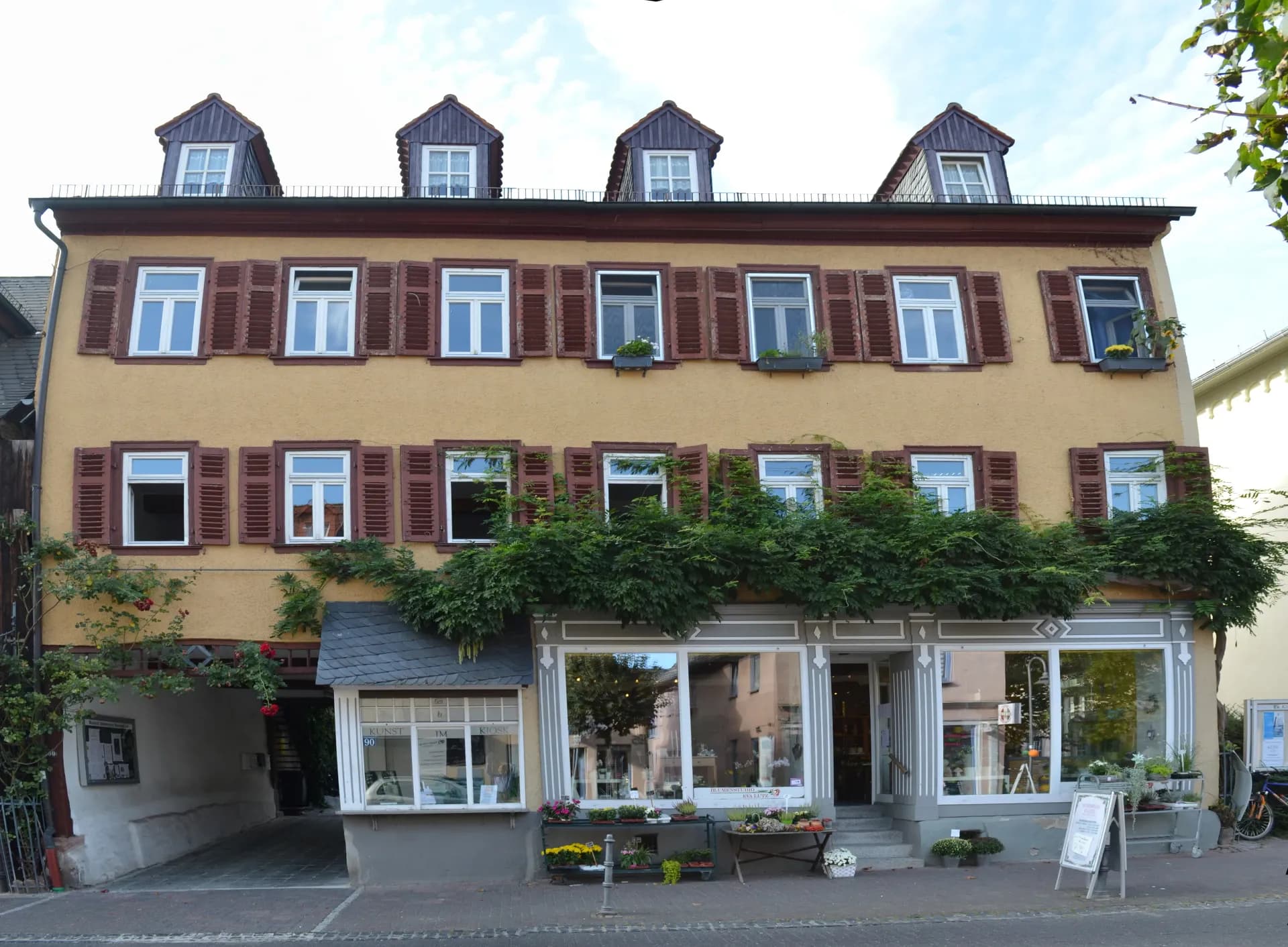 Wohn- und Geschäftshaus Hugenottenstraße 90 in Friedrichsdorf