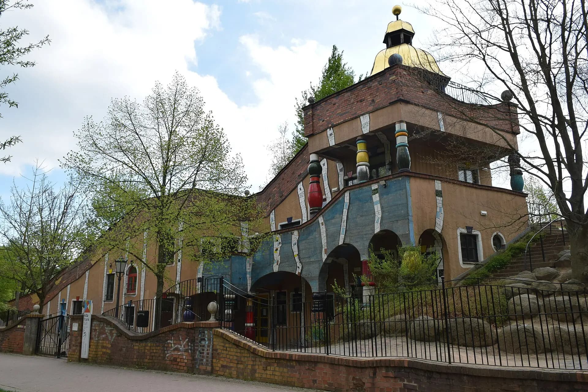 Südseite des Hundertwasser-Kindergartens in Frankfurt Heddernheim