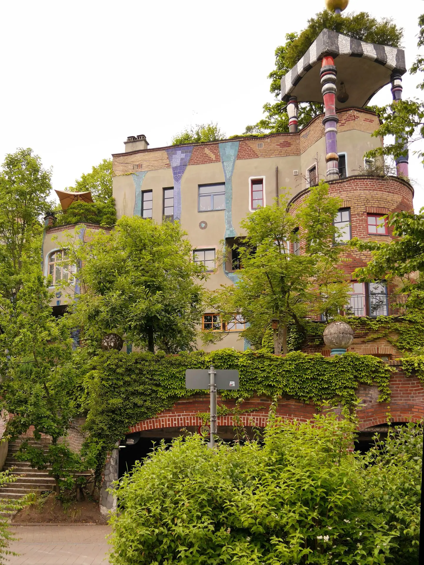 Begrünte Dächer des Hundertwasserhauses in Bad Soden am Taunus