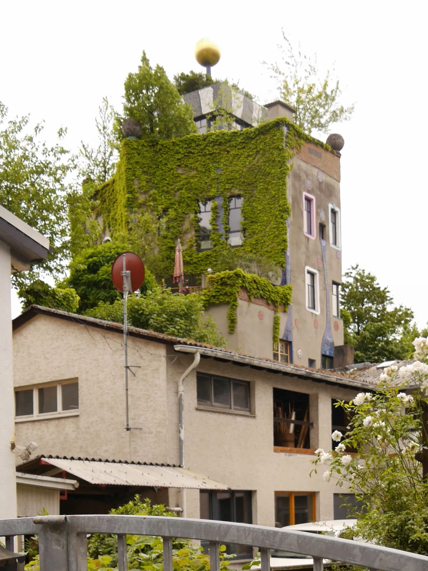 Dachgarten des Hundertwasserhauses in Bad Soden am Taunus