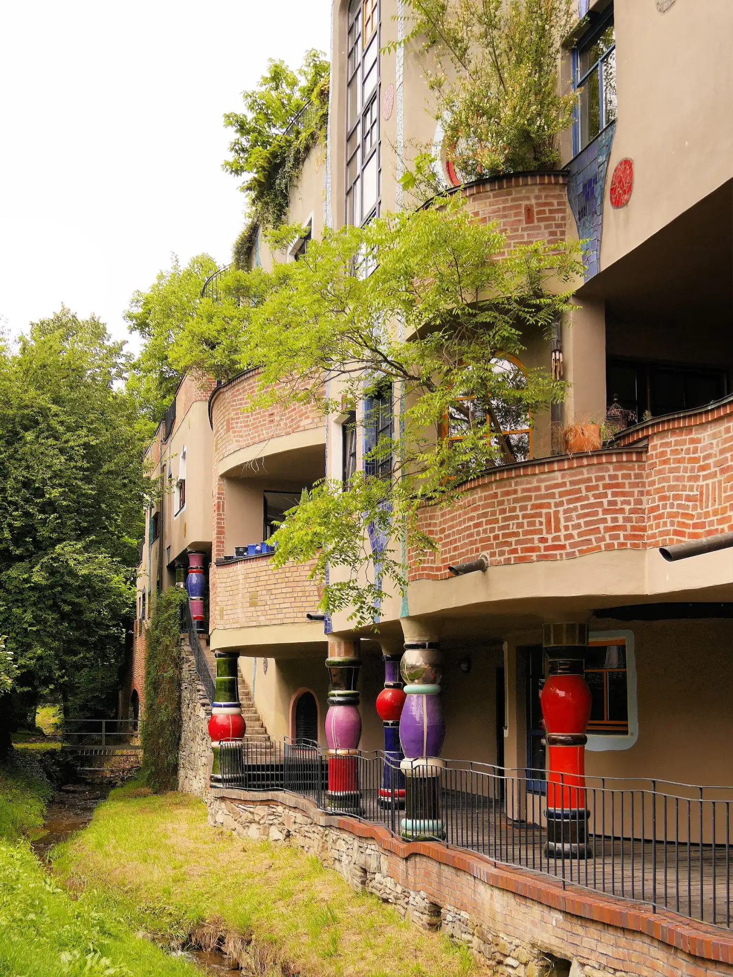 Bunte Säulen am Hundertwasserhaus in Bad Soden am Taunus