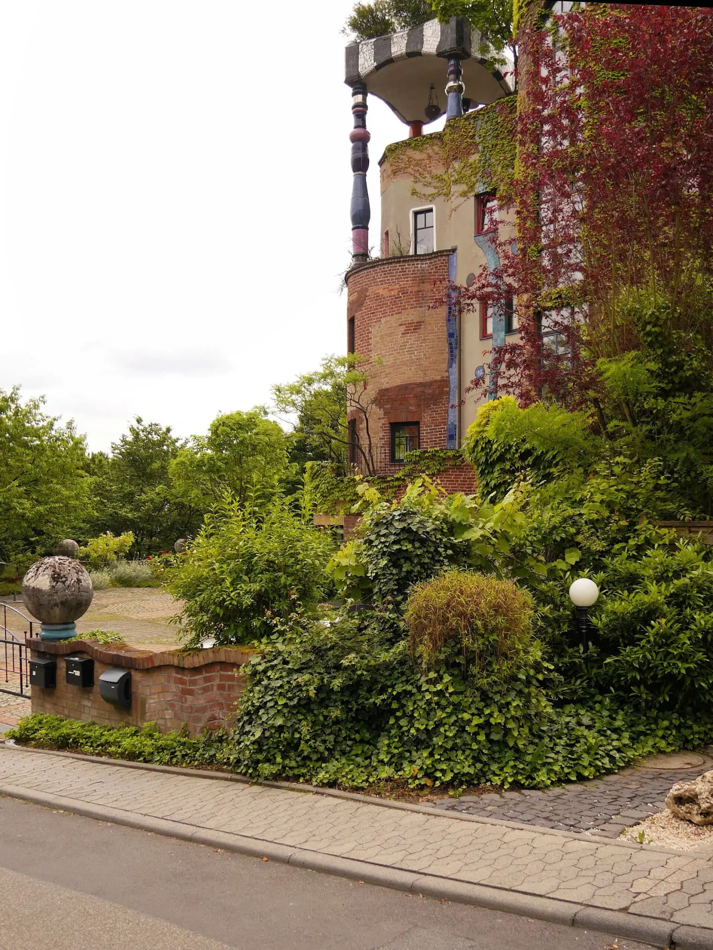 Straßenseite des Hundertwasserhauses in Bad Soden am Taunus