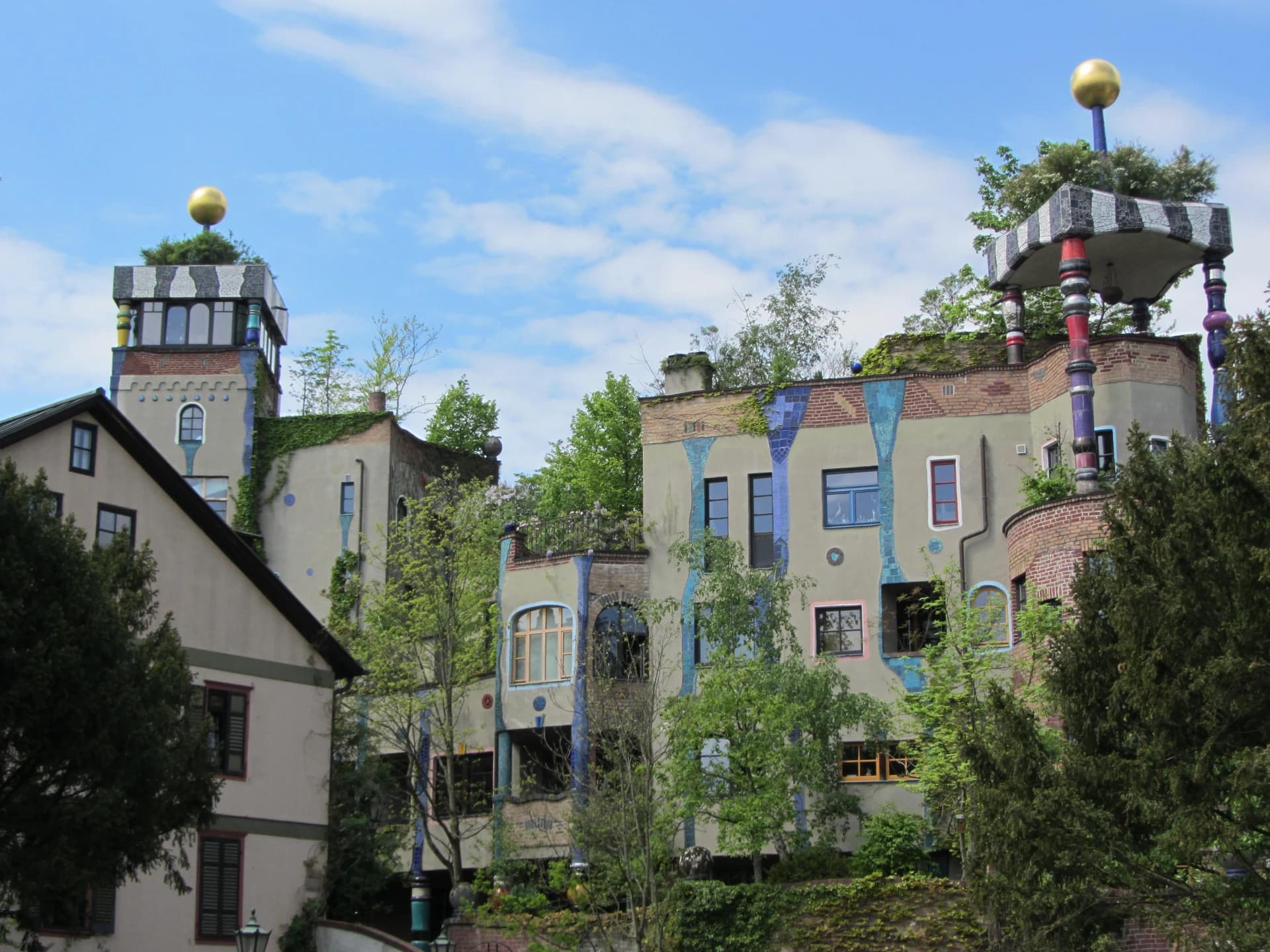 Hundertwasserhaus mit Türmen in Bad Soden am Taunus