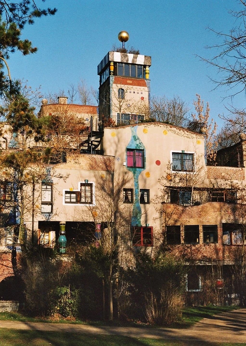 Hundertwasserhaus vom Park aus in Bad Soden am Taunus