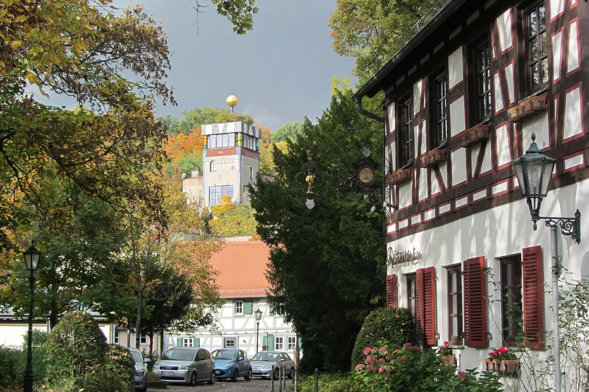Blick von der Straße Zum Quellenpark auf das Hundertwasserhaus in Bad Soden am Taunus