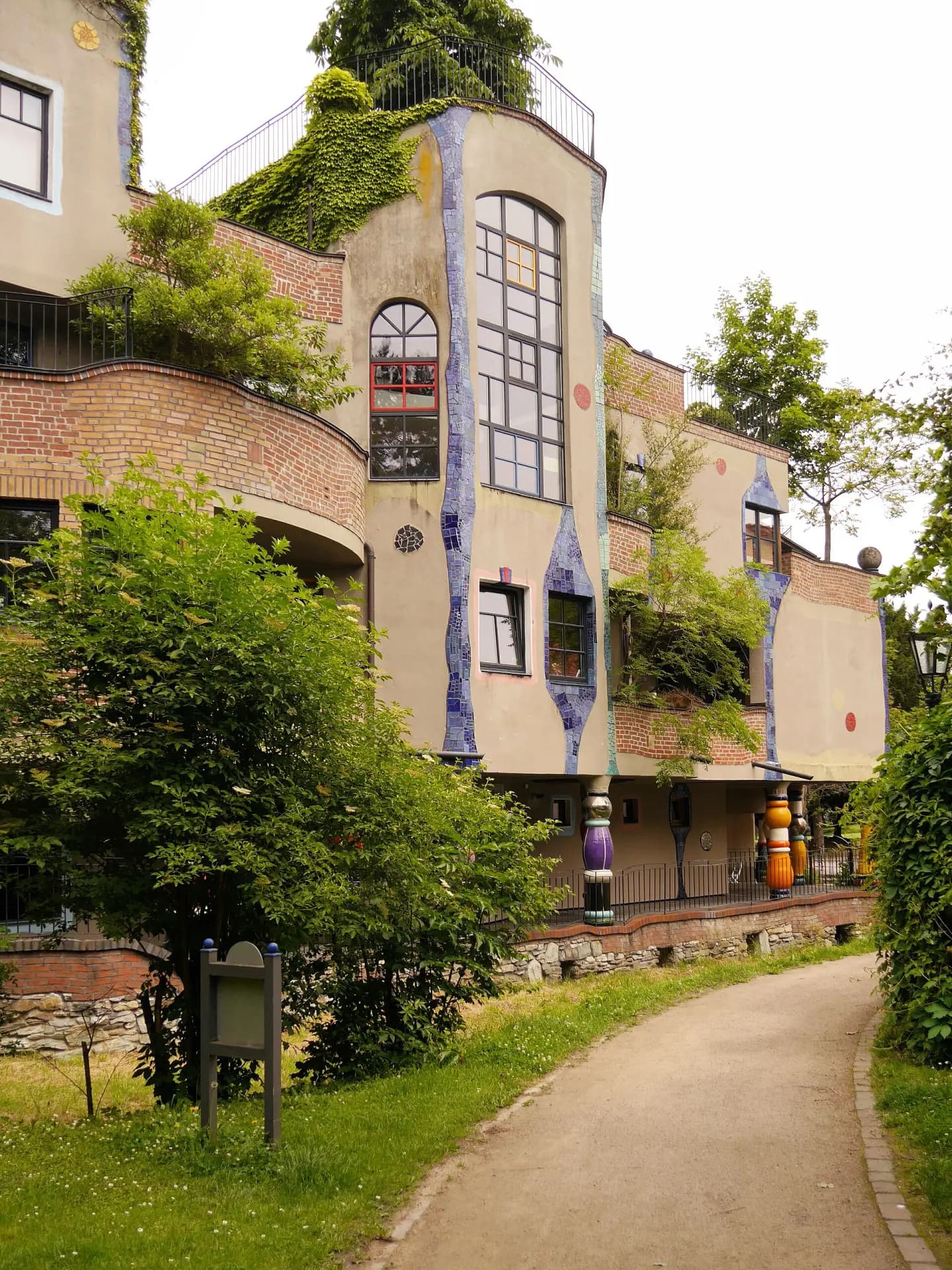 Weg am Hundertwasserhaus in Bad Soden am Taunus