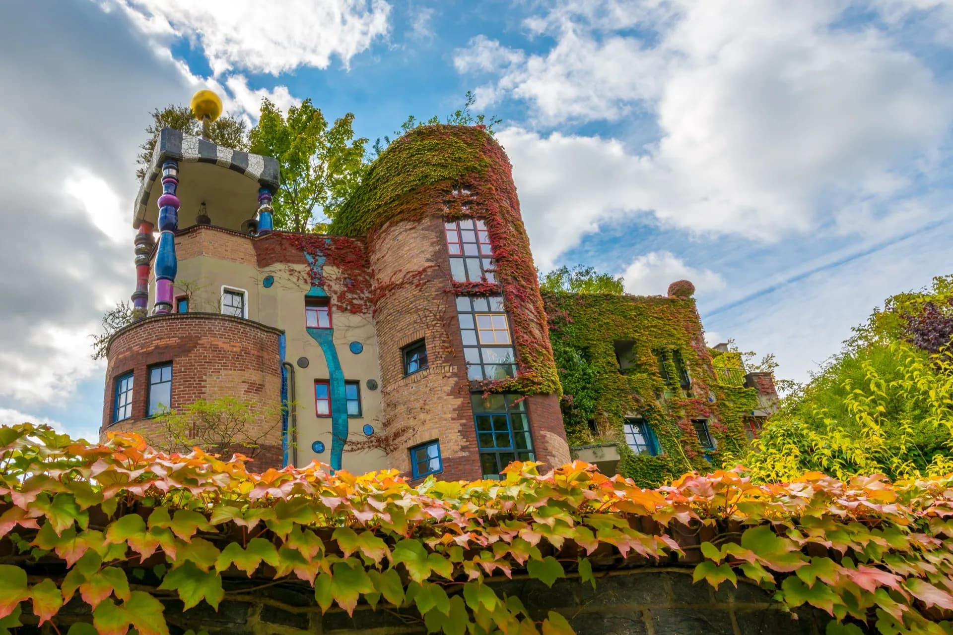 Hundertwasserhaus Bad Soden im Herbst