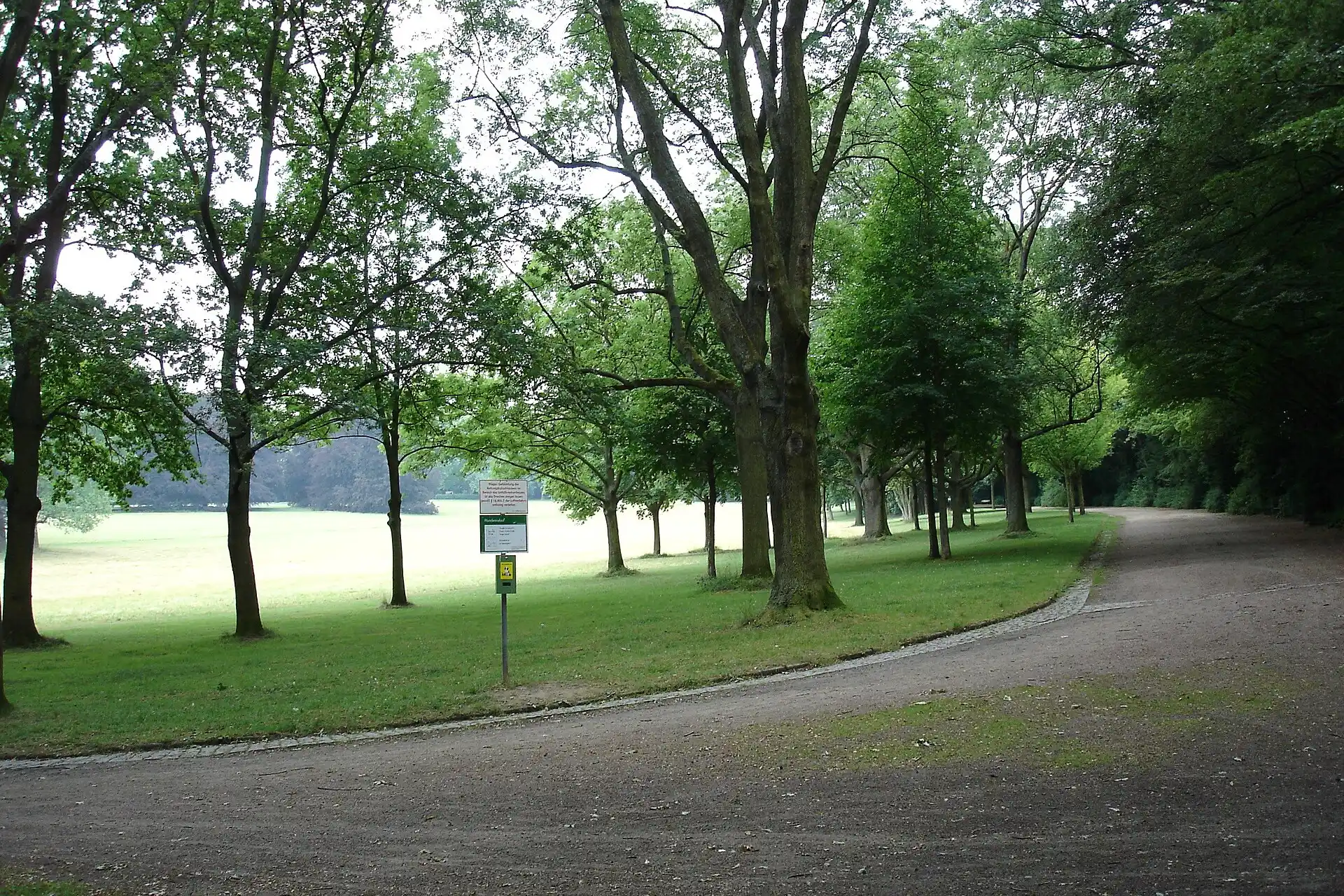 Allee im Huthpark in Frankfurt Seckbach