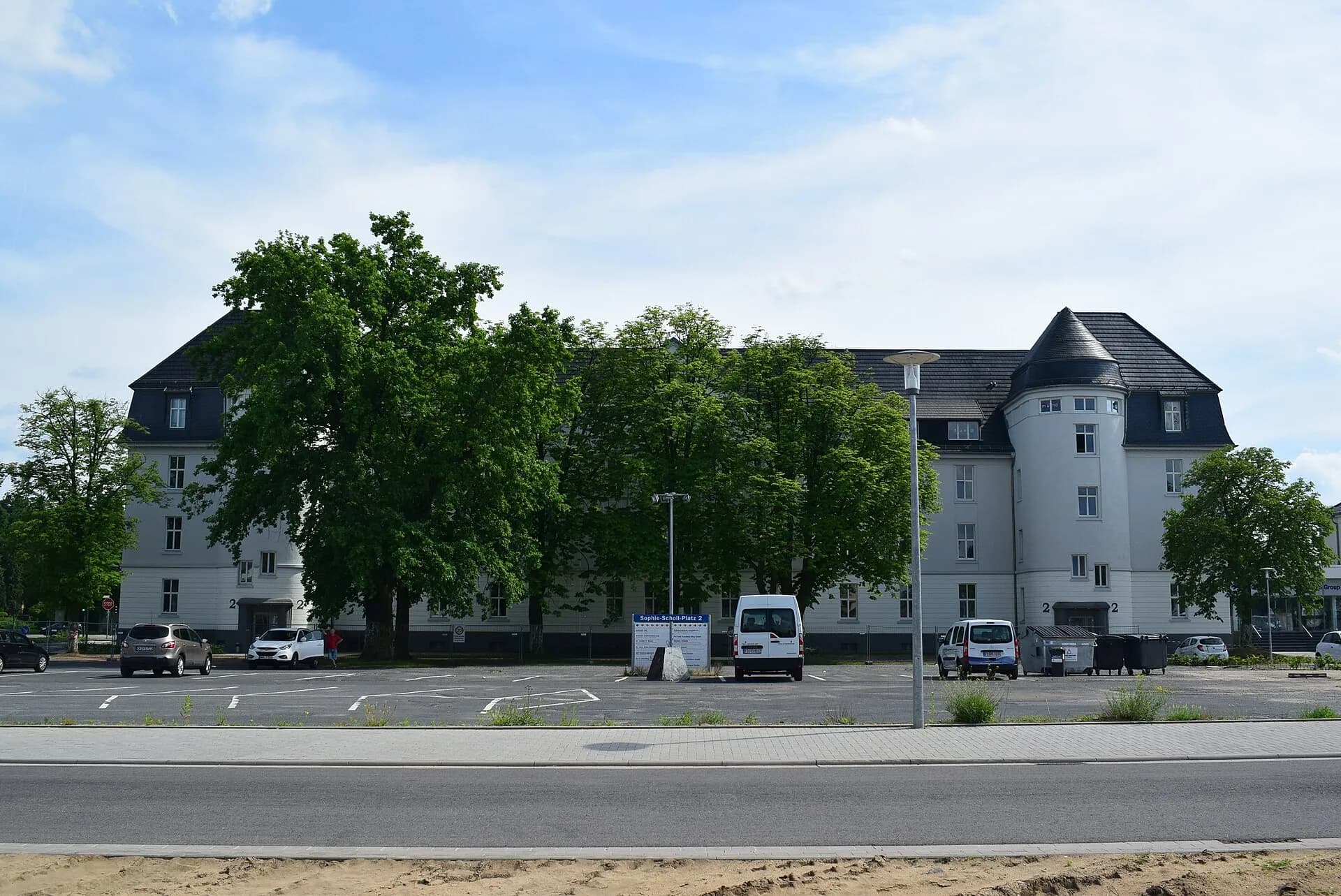 Ehemalige Hutier-Kaserne hinter einer Baumreihe in Hanau-Lamboy