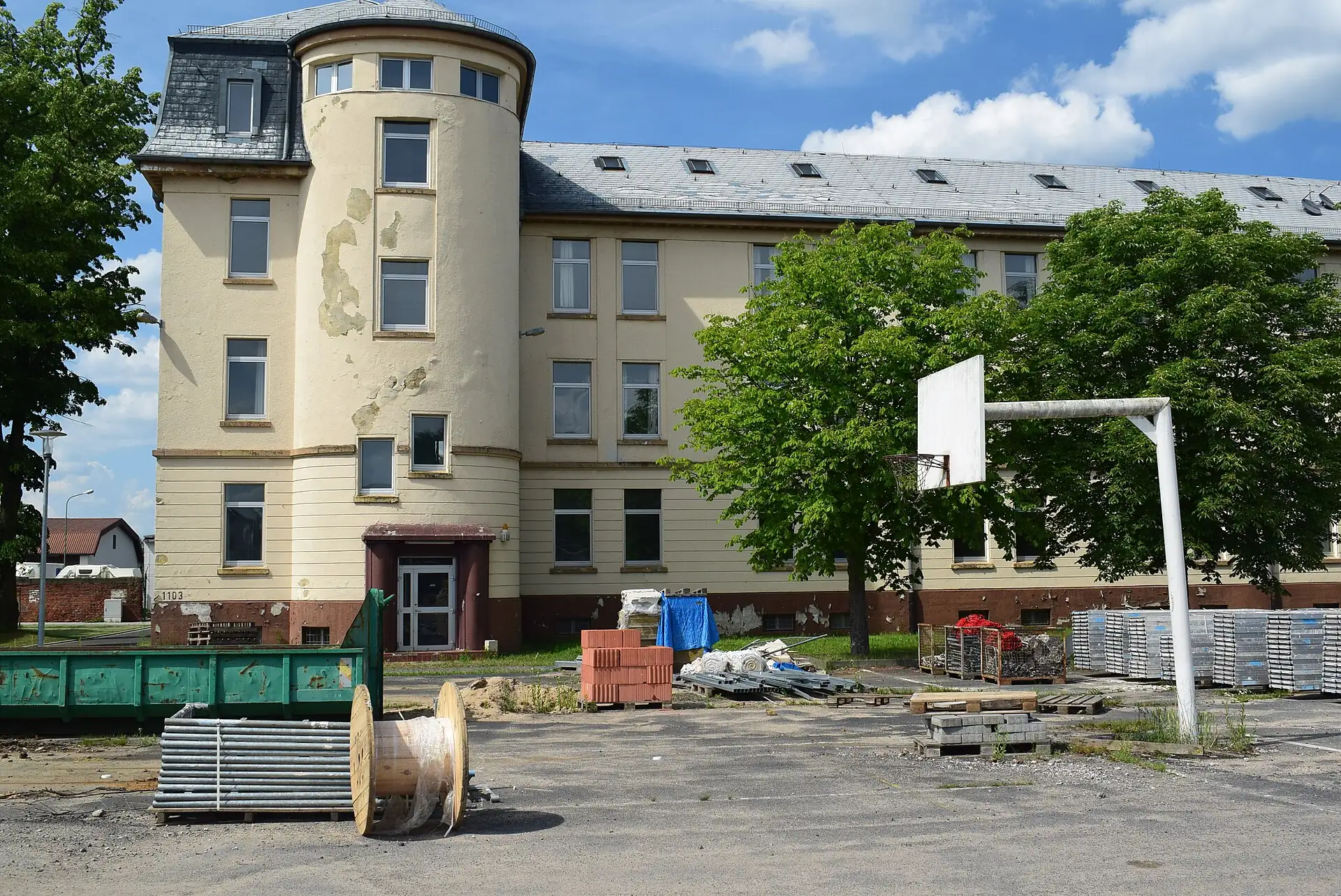 Eckgebäude mit Rundturm der ehemaligen Hutier-Kaserne in Hanau-Lamboy